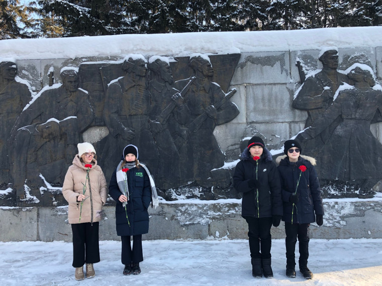 В сквере Памяти борцов революции у Вечного огня славы прошла Вахта памяти.