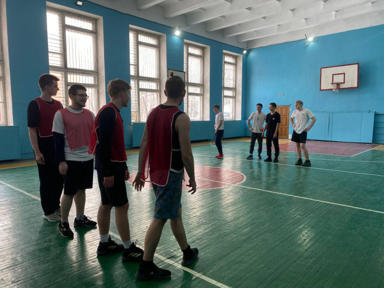 Спартакиада гимназии: 11а класс одержал победу в напряженной игре по баскетболу против 10а класса.