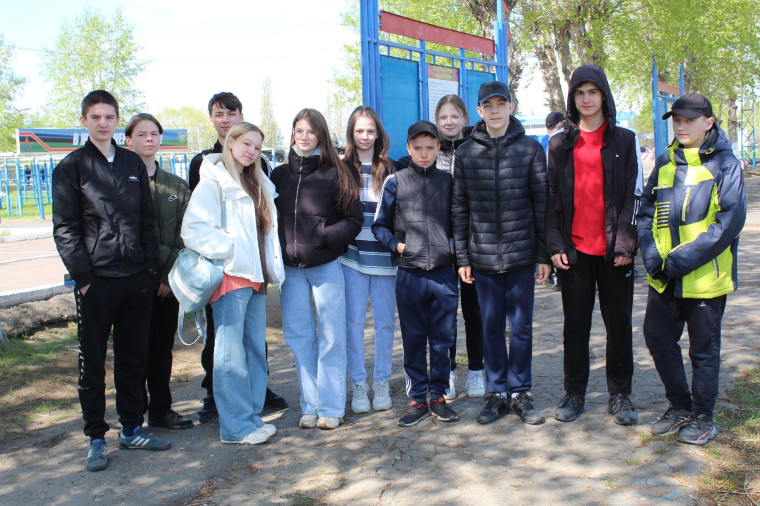 Гимназисты из 8Б класса прошли Тропу Героев в спортивно-патриотическом проекте.