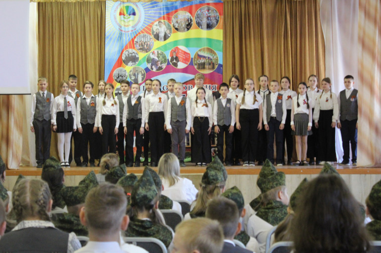 &quot;Песня тоже воевала&quot; - Гимназисты отдали дань уважения военной песне на фестивале перед Днем Победы.